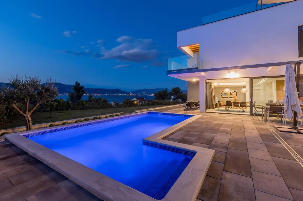 Villa Navisus With Heated Pool And Roof Top Jacuzzi-150M From The Beach 0*, Slatine