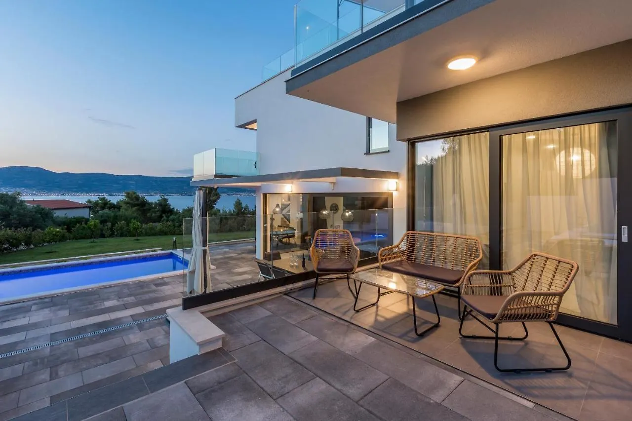 Villa Navisus With Heated Pool And Roof Top Jacuzzi-150M From The Beach Croatia