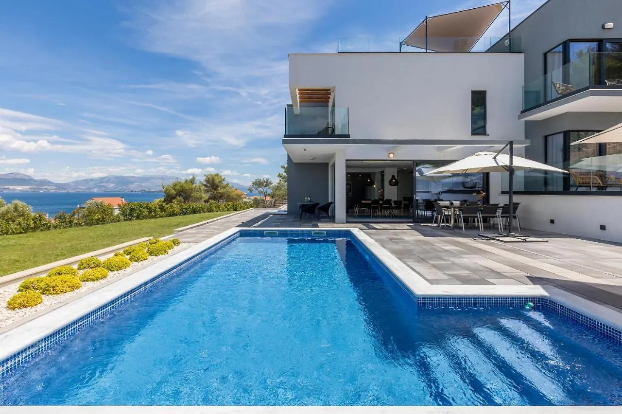 Villa Navisus With Heated Pool And Roof Top Jacuzzi-150M From The Beach Croatia