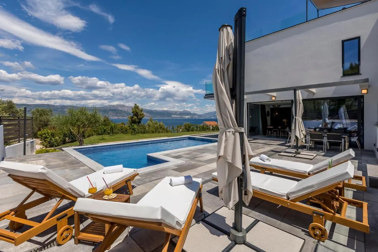 Villa Navisus With Heated Pool And Roof Top Jacuzzi-150M From The Beach 0*, Slatine Croatia