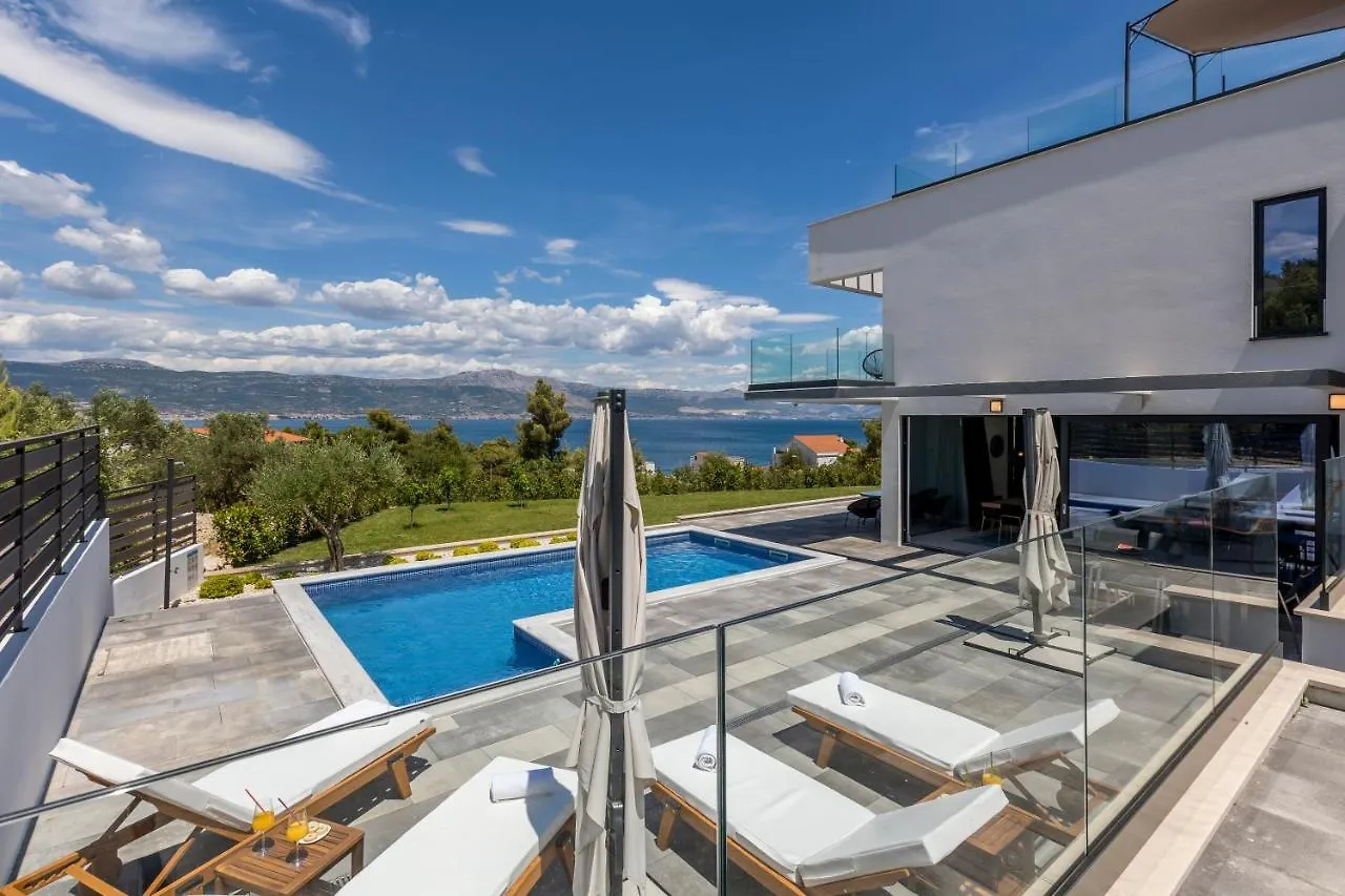 Villa Navisus With Heated Pool And Roof Top Jacuzzi-150M From The Beach Croatia