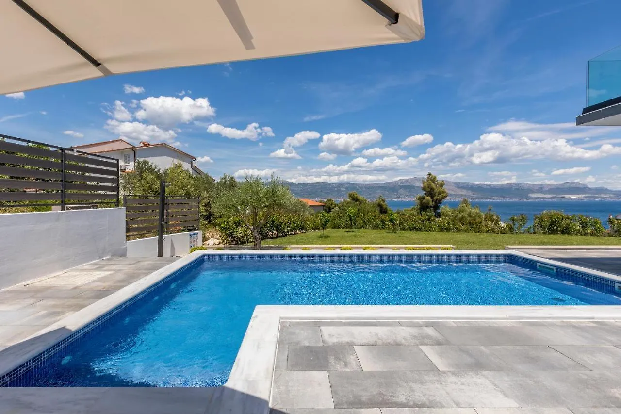 Villa Navisus With Heated Pool And Roof Top Jacuzzi-150M From The Beach 0*, Slatine Croatia