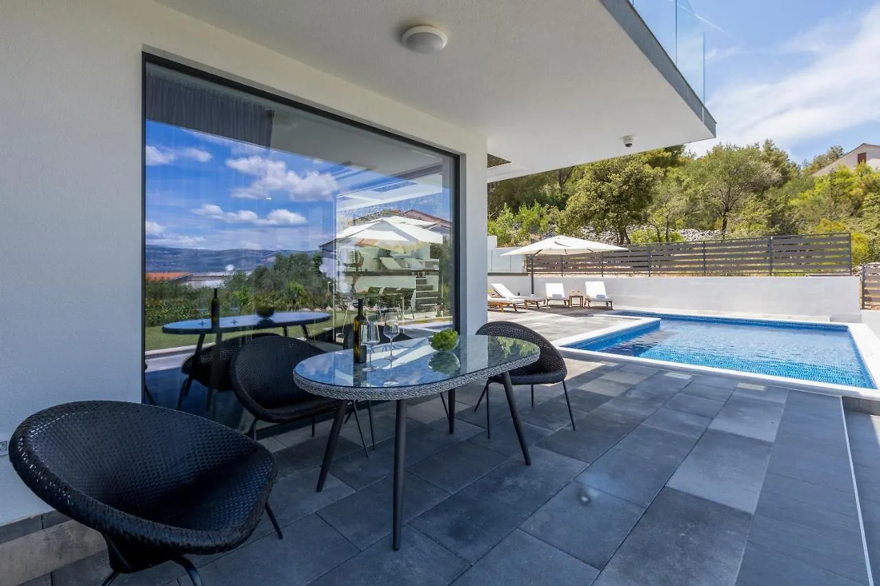 Villa Navisus With Heated Pool And Roof Top Jacuzzi-150M From The Beach 0*, Slatine