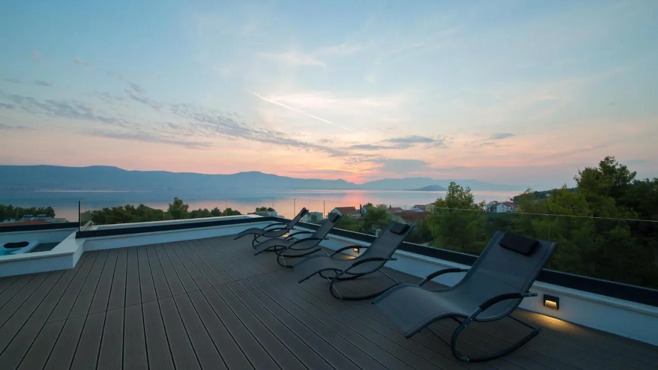 Villa Navisus With Heated Pool And Roof Top Jacuzzi-150M From The Beach Croatia
