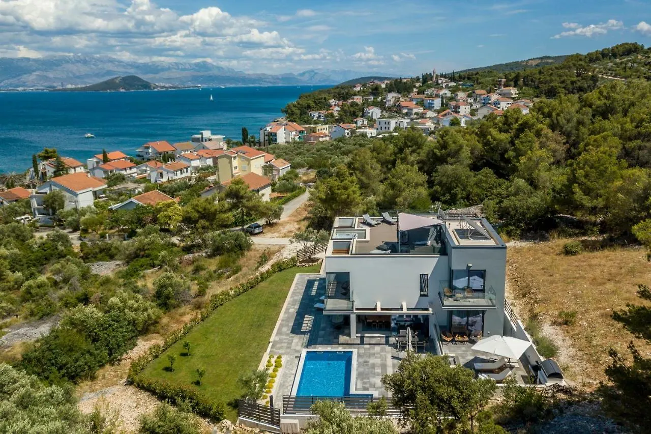 Villa Navisus With Heated Pool And Roof Top Jacuzzi-150M From The Beach Croatia