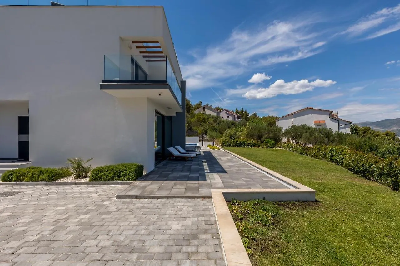 Villa Navisus With Heated Pool And Roof Top Jacuzzi-150M From The Beach Croatia