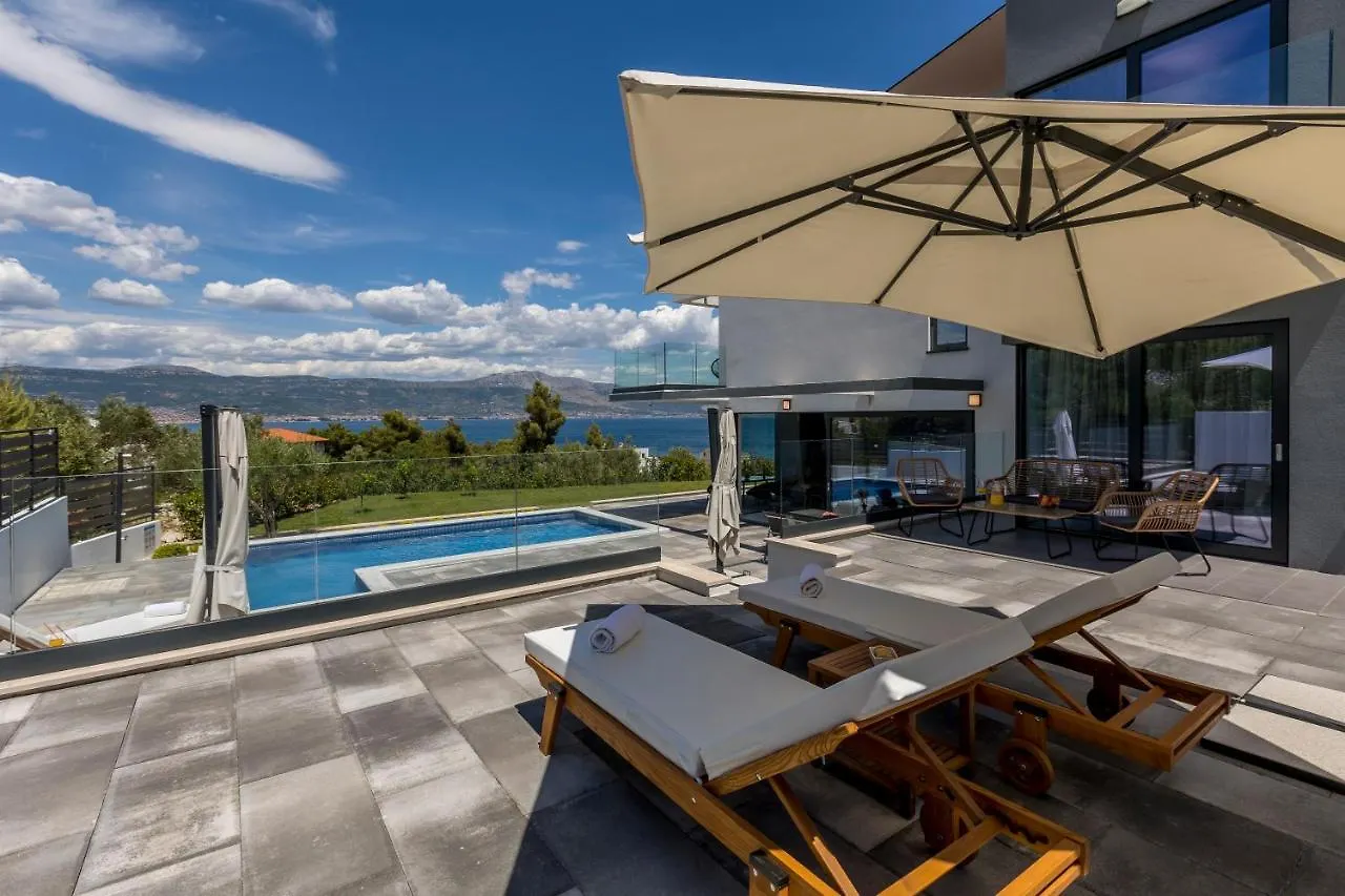 Villa Navisus With Heated Pool And Roof Top Jacuzzi-150M From The Beach Slatine