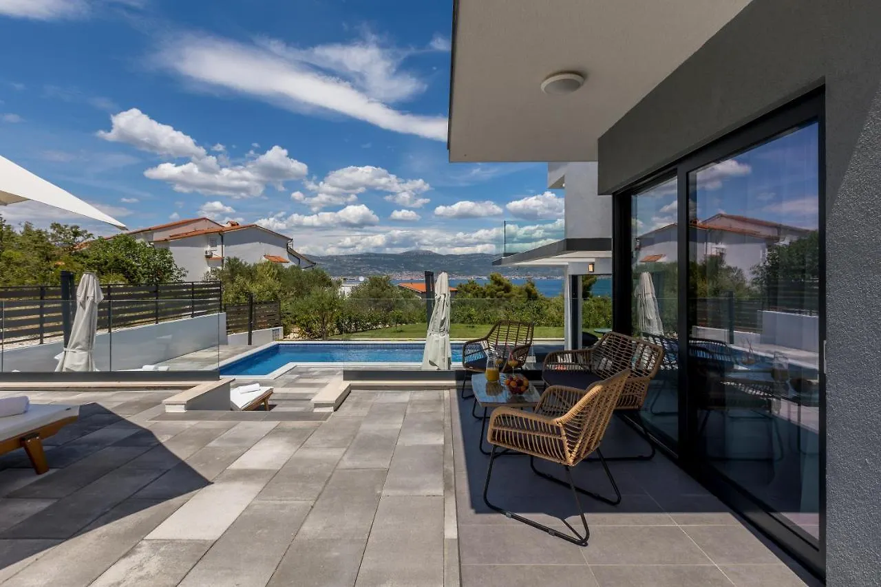 Villa Navisus With Heated Pool And Roof Top Jacuzzi-150M From The Beach 0*, Slatine Croatia
