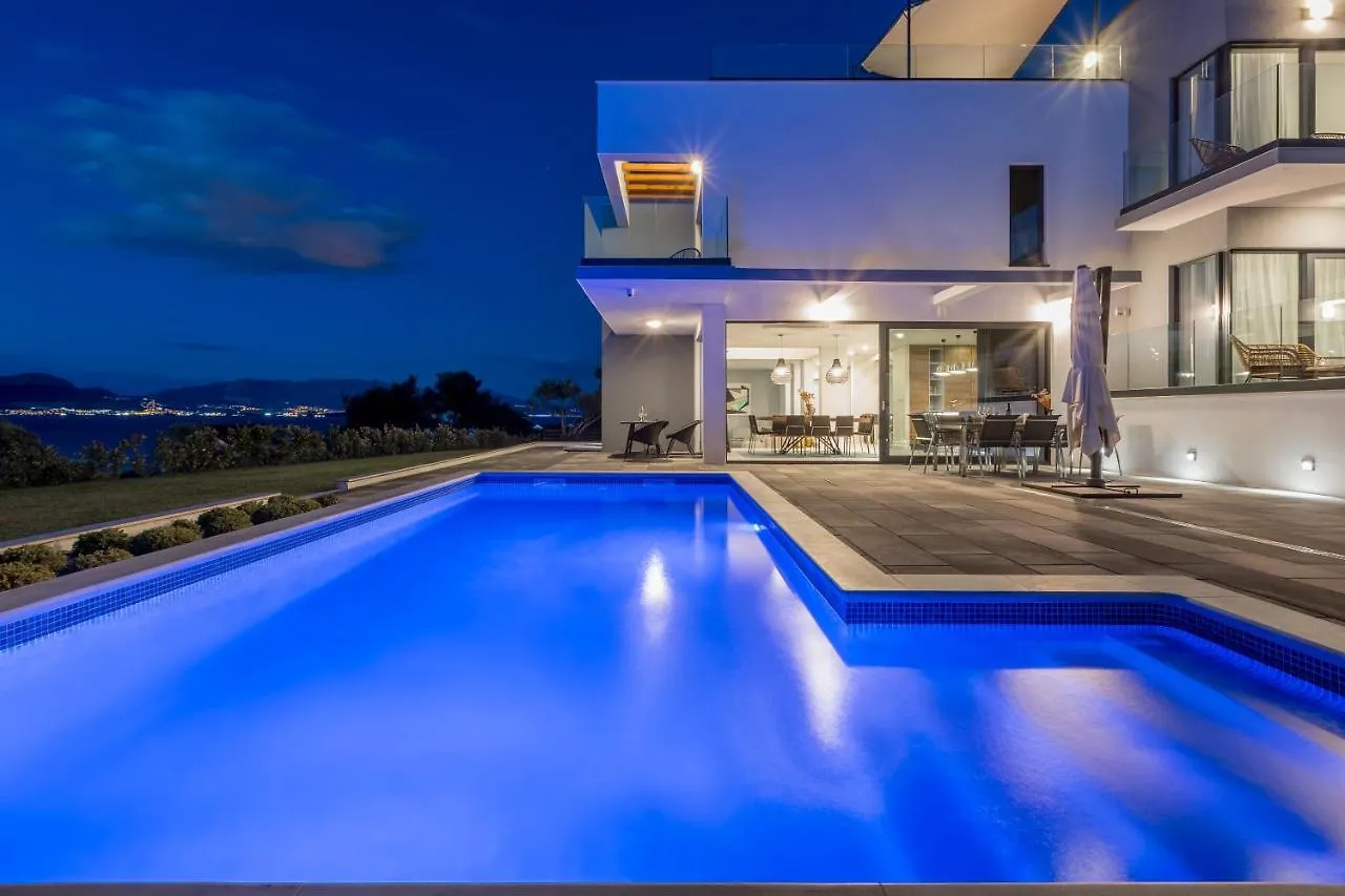 Villa Navisus With Heated Pool And Roof Top Jacuzzi-150M From The Beach Croatia
