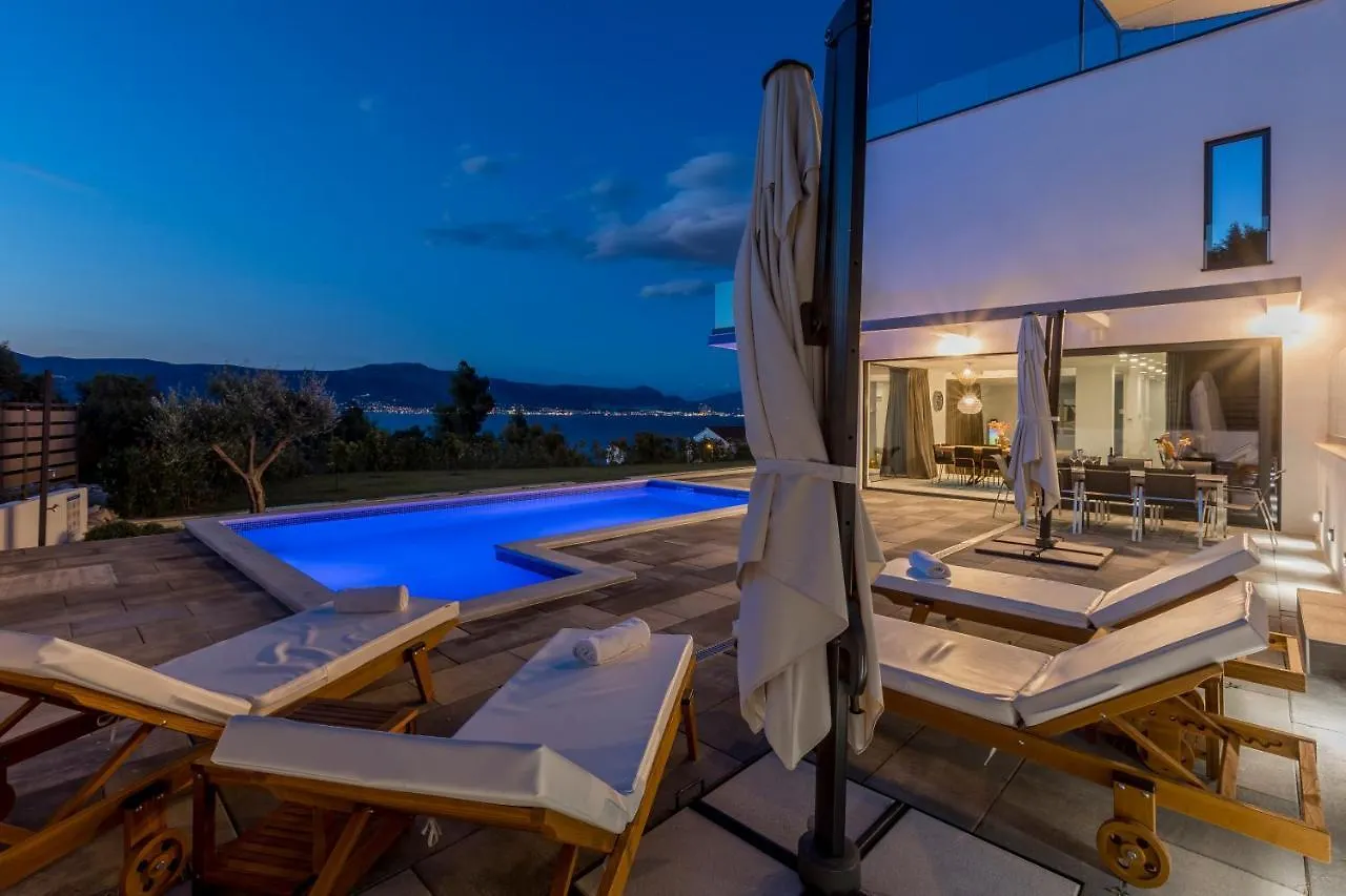 Villa Navisus With Heated Pool And Roof Top Jacuzzi-150M From The Beach 0*, Slatine