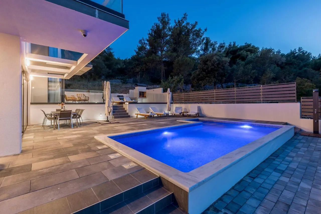 Villa Navisus With Heated Pool And Roof Top Jacuzzi-150M From The Beach Croatia