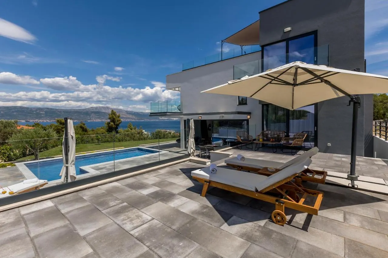 Villa Navisus With Heated Pool And Roof Top Jacuzzi-150M From The Beach 0*, Slatine Croatia