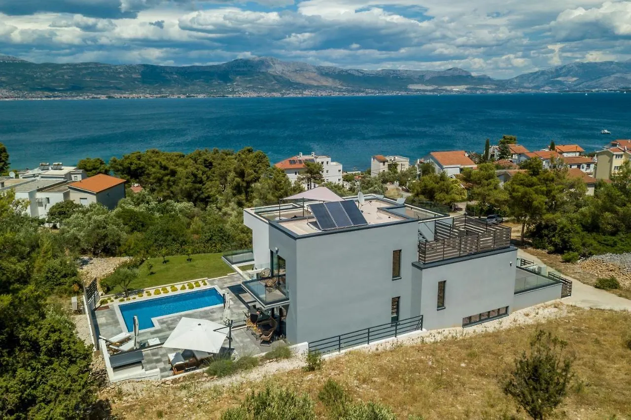 Villa Navisus With Heated Pool And Roof Top Jacuzzi-150M From The Beach Croatia