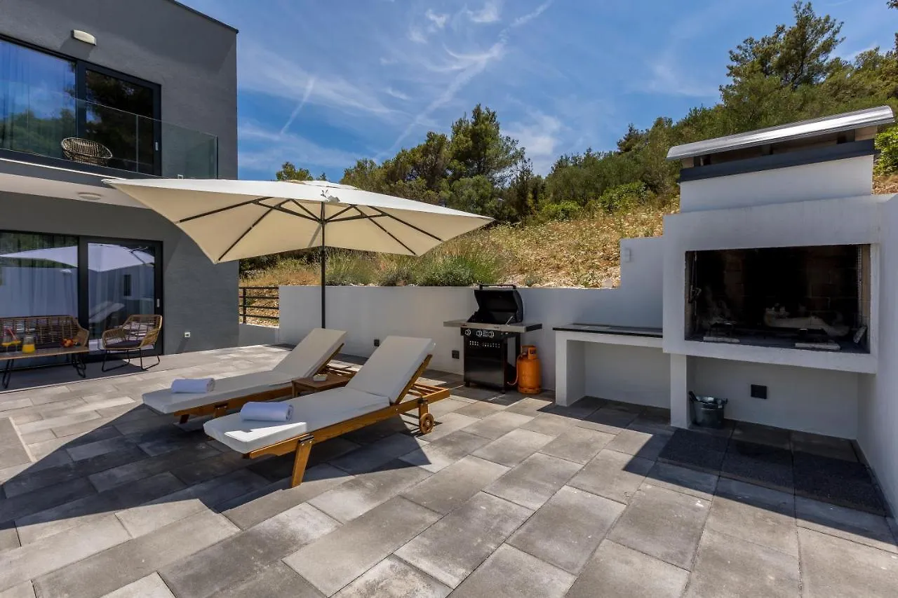 Villa Navisus With Heated Pool And Roof Top Jacuzzi-150M From The Beach 0*, Slatine Croatia