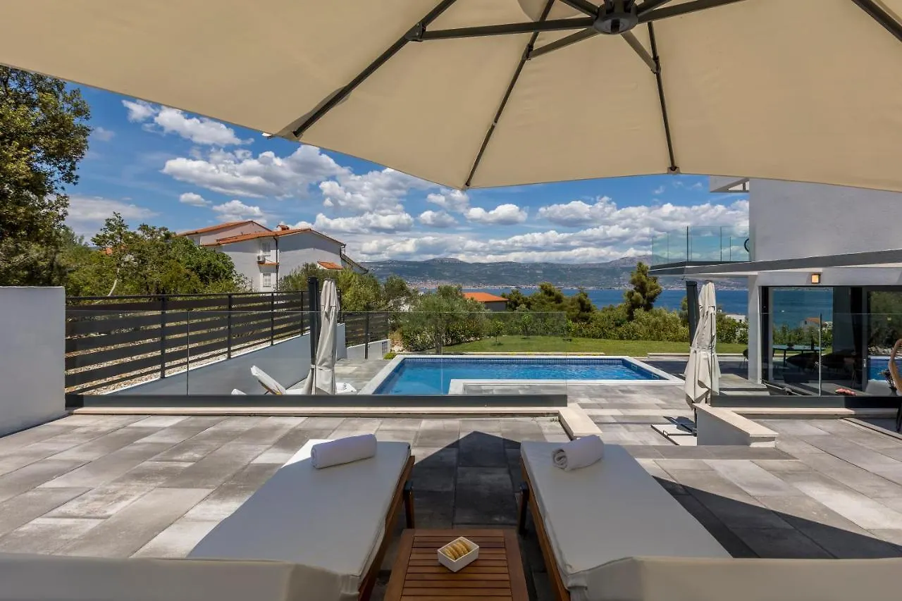 Villa Navisus With Heated Pool And Roof Top Jacuzzi-150M From The Beach Croatia