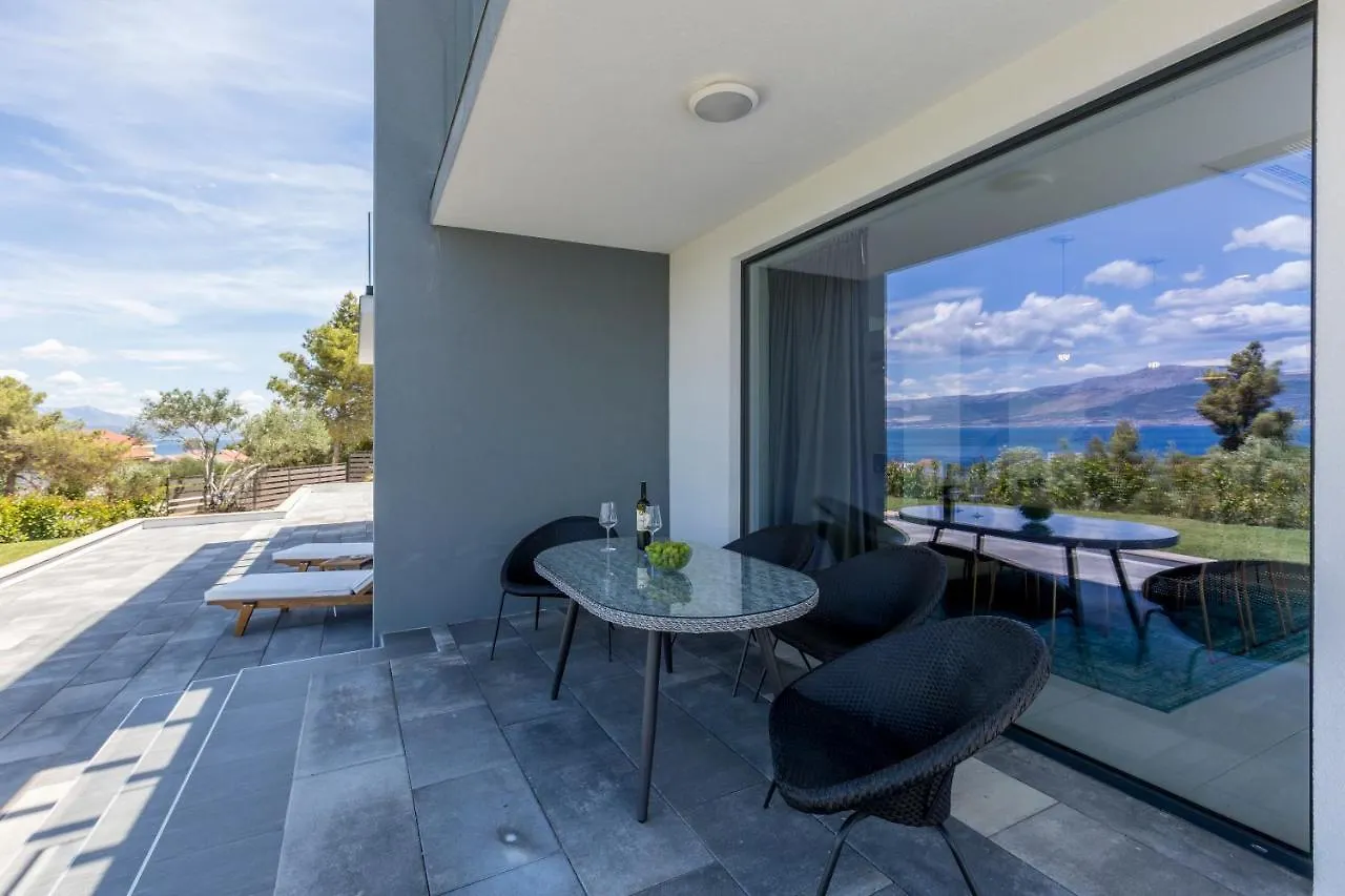 Villa Navisus With Heated Pool And Roof Top Jacuzzi-150M From The Beach 0*, Slatine Croatia