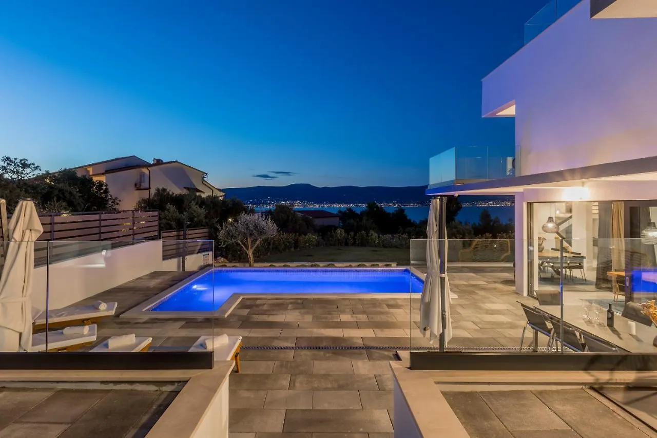 Villa Navisus With Heated Pool And Roof Top Jacuzzi-150M From The Beach Slatine