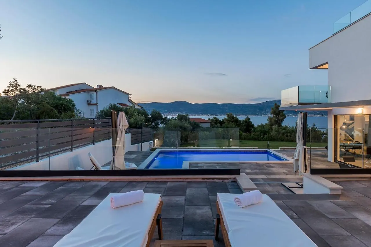 Villa Navisus With Heated Pool And Roof Top Jacuzzi-150M From The Beach