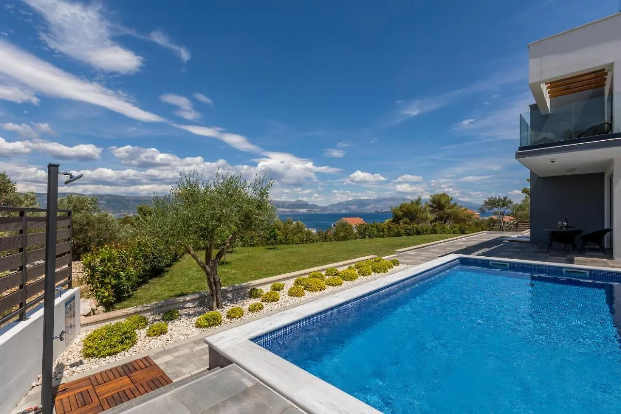 Villa Navisus With Heated Pool And Roof Top Jacuzzi-150M From The Beach 0*, Slatine Croatia
