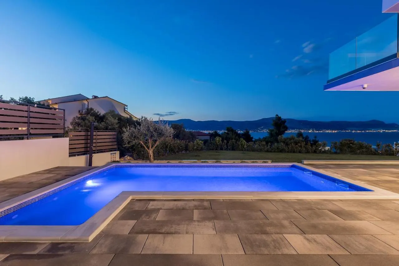 Villa Navisus With Heated Pool And Roof Top Jacuzzi-150M From The Beach Croatia
